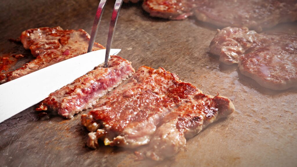 亀の井ホテル熱海 本館 ディナービュッフェ 牛肉の鉄板焼き