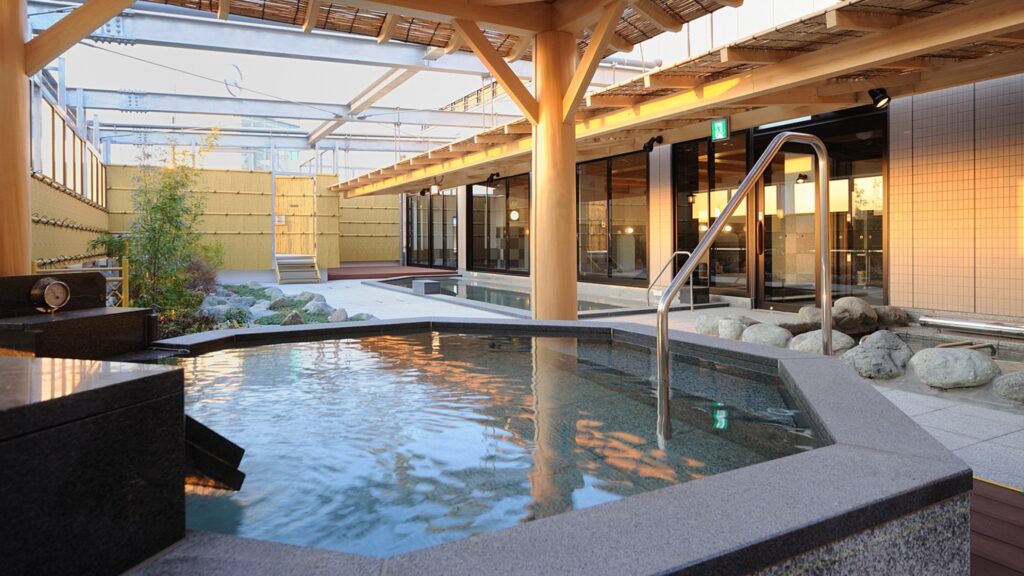 東京・湯河原温泉 万葉の湯 大浴場 露天風呂