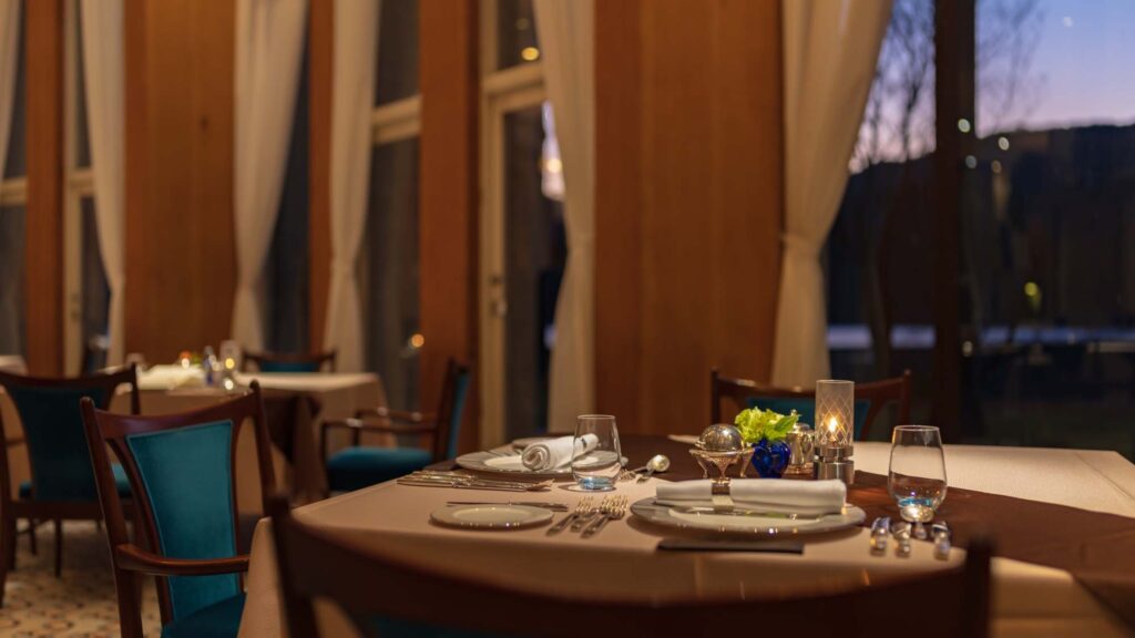 ザ プリンス 箱根芦ノ湖 本館 ル・トリアノン ディナータイム店内