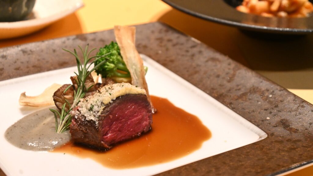 ラビスタ函館ベイ 夕食 えぞ鹿肉のロティ ペルシヤード ソースポワブラード